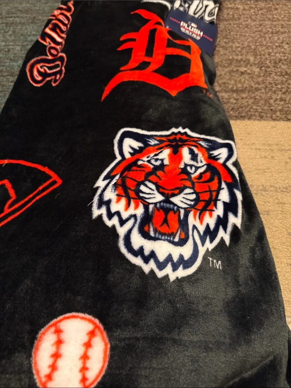 MLB Detroit Tigers Plush Blanket - Black, Orange & White